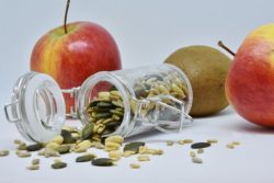 Хорошее здоровье на столе - семечки и яблоки