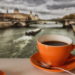 Кофе на фоне Парижа