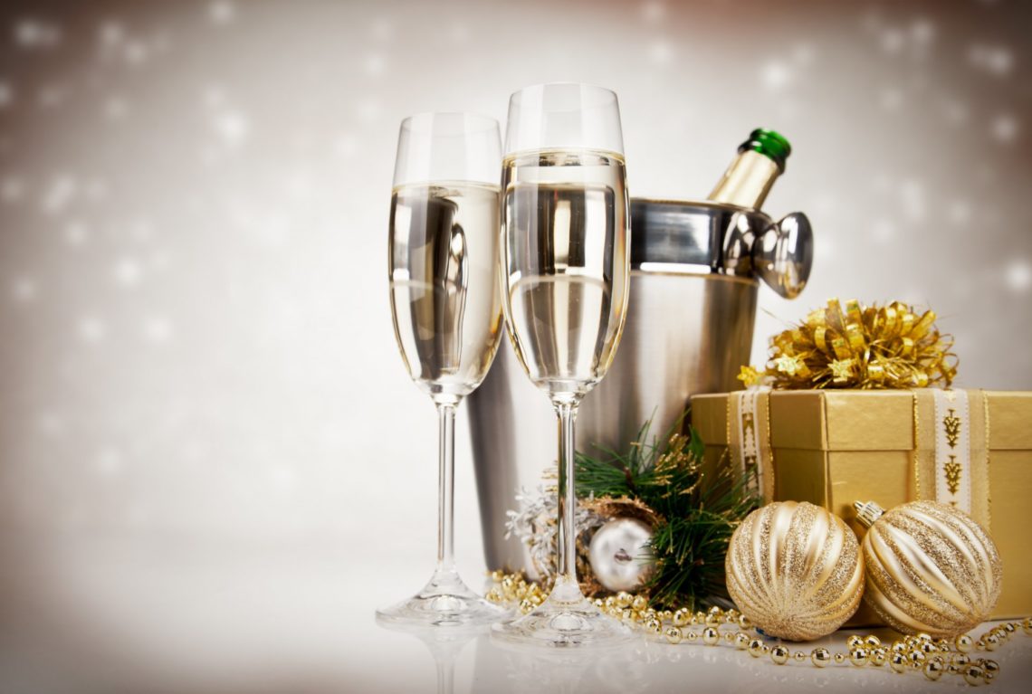 Новогодний стол: шампанское в ведерке и фужеры