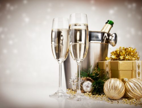 Новогодний стол: шампанское в ведерке и фужеры
