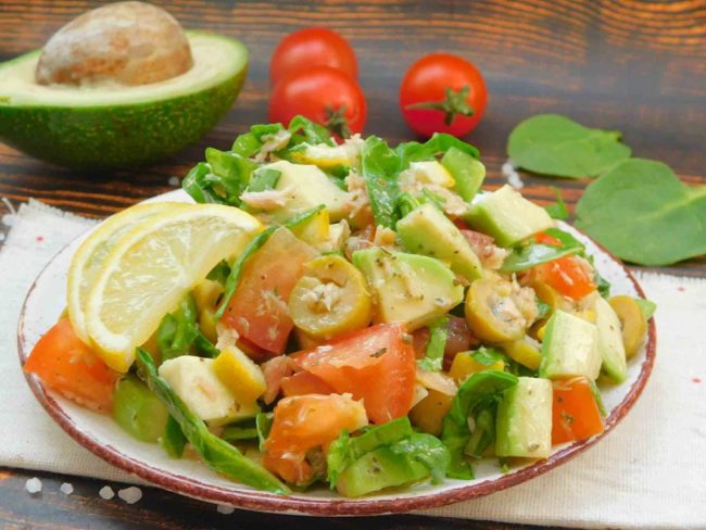 Салат с авокадо и тунцом, лимоном