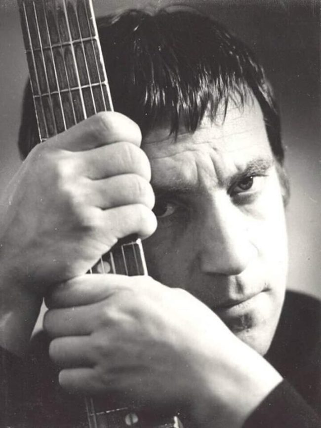 В. С. Высоцкий с гитарой