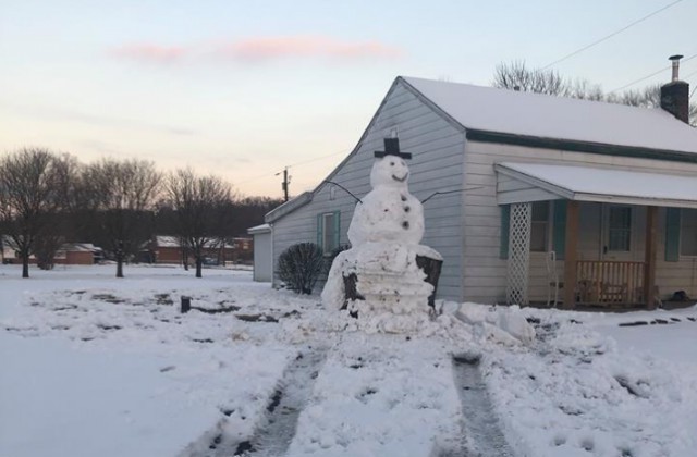 Снеговик у дома