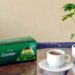 Растение, чайные чашки и чай зеленый