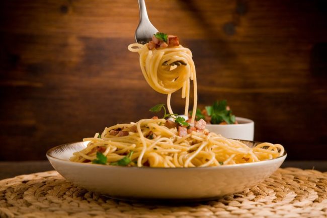 Спагетти на вилке и в миске