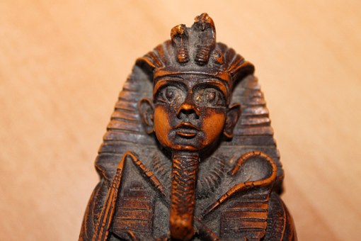 В Египте археологи нашли мумии и саркофаг