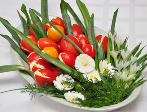 Салат из овощей, яиц, украшенный в виде букета тюльпанов