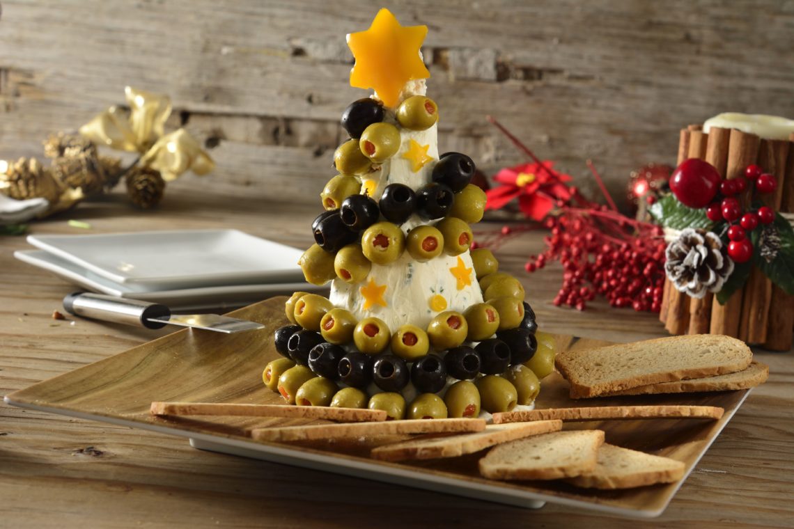 Маринованный сыр в виде елки, украшенный оливками и маслинами