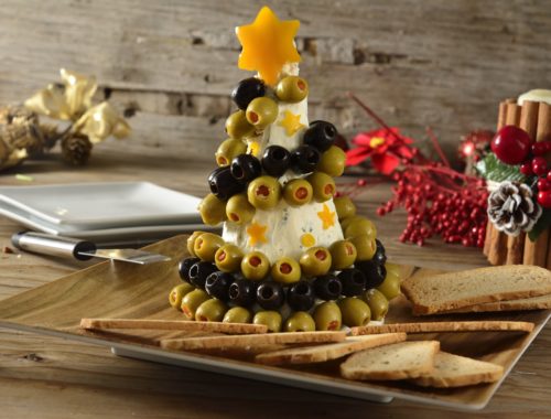 Новогодняя закуска из маринованного сыра с оливками