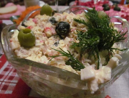 Праздничный салат из крабового мяса с хлебными гренками