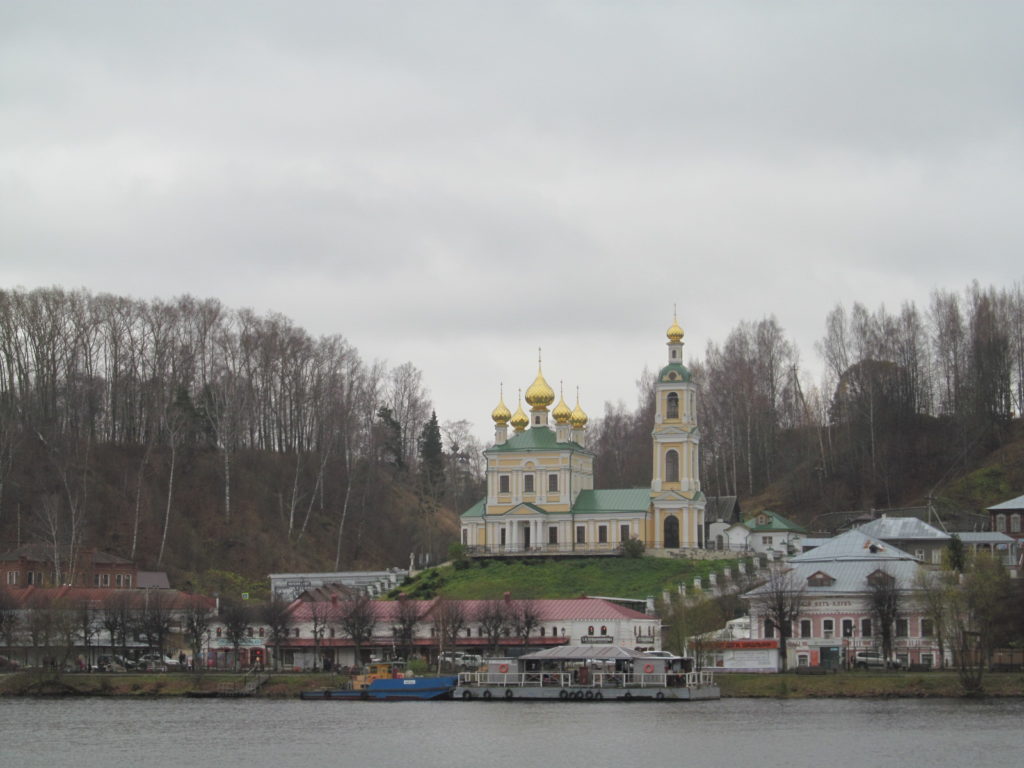 Волга и церковь