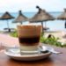 Кофейный напиток в бокале на пляже