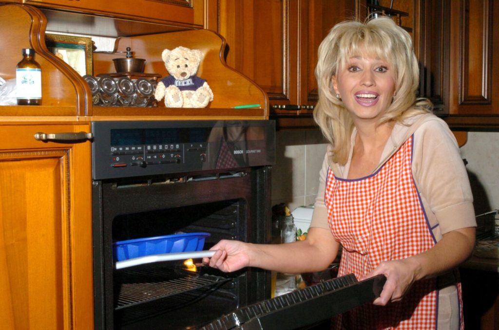 Ирина Аллегрова на кухне