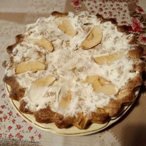Десерт яблочный пирог на тарелке