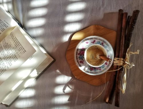 Кофе с корицей на столе с книгами