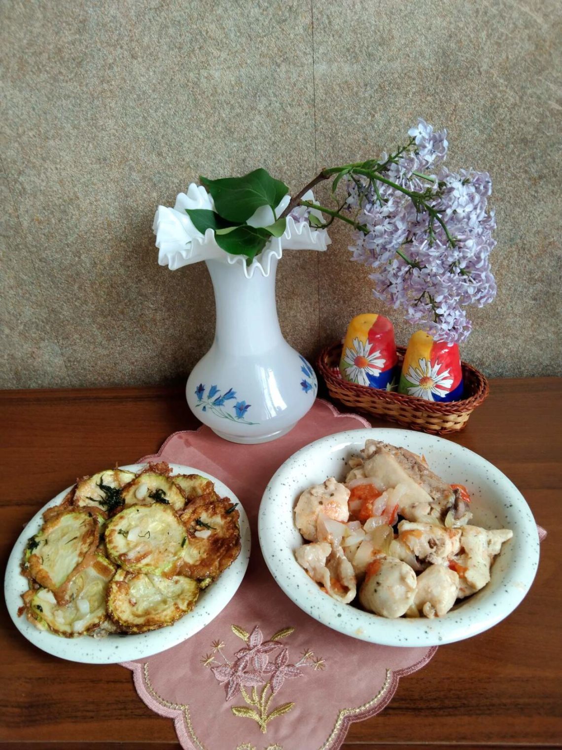 Легкий обед: мясо курицы с пикантными кабачками