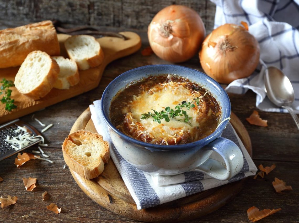 Французский суп из лука с гренками