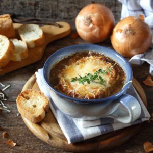 Французский суп из лука с гренками
