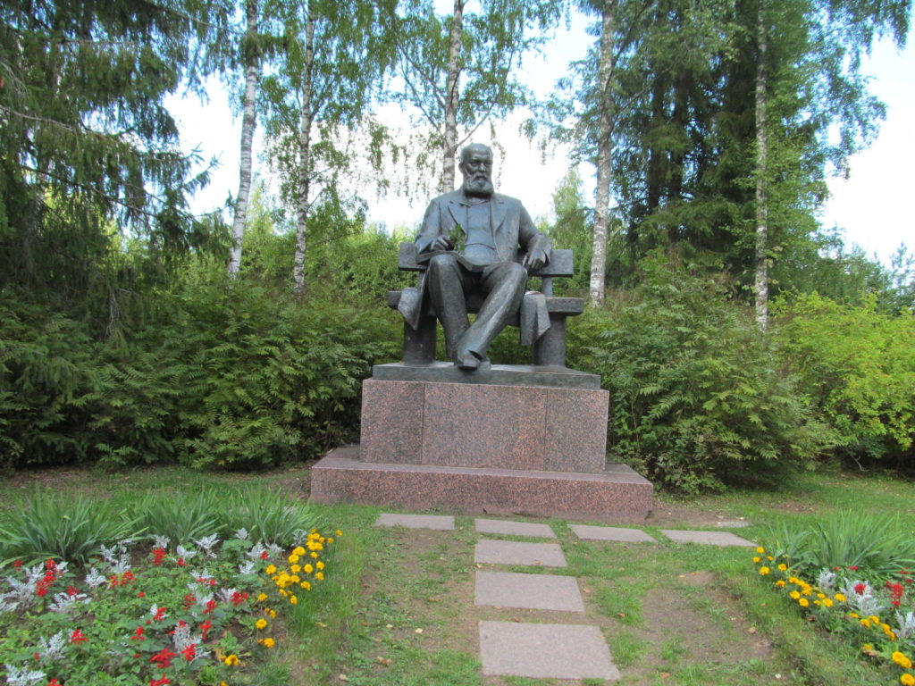 Памятник А. Н.Островскому в Щелыково