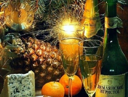 Новогодний стол и шампанское