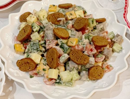 Салат с гренками на блюде