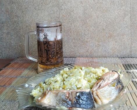 Капуста с горбушей на тарелке и кружка пива